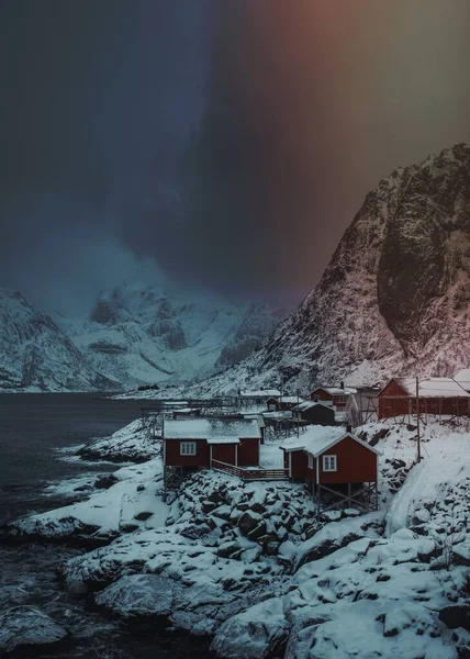 Red Cabins Egy Havas Sakrisoy Szigeten Norvégia — Stock Fotó