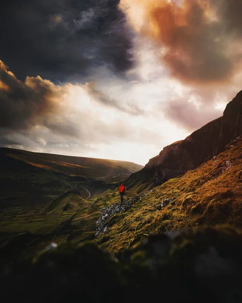 Homem Caminhando Encosta Quiraing Escócia — Fotografia de Stock