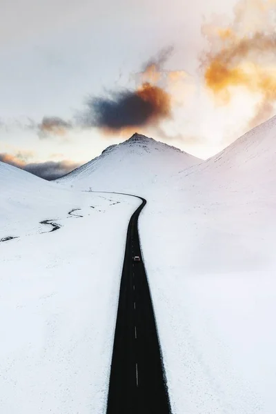Beyaz Kış Manzarasında Uzun Siyah Yol — Stok fotoğraf