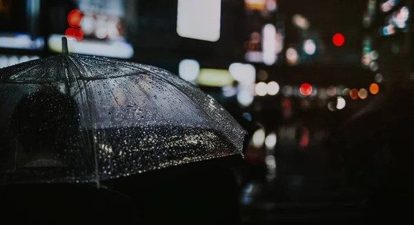 Hombre Caminando Con Paraguas Transparente Una Ciudad Por Noche — Foto de Stock
