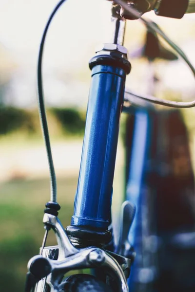 Mavi Bir Yarış Bisikletinin Yakın Çekimi — Stok fotoğraf