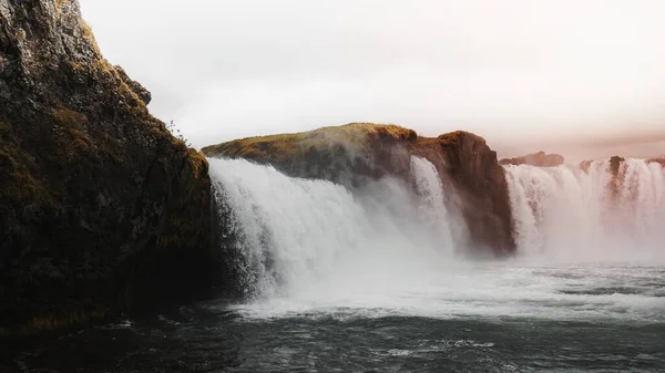 Водоспад Скелястих Скелях Ісландії — стокове фото