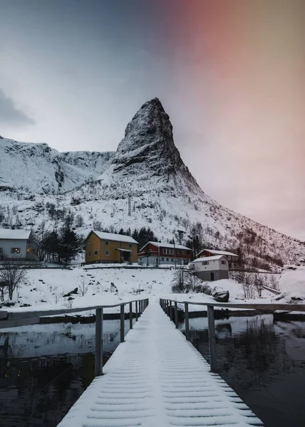 Egy Havas Falu Sakrisy Szigetén Norvégiában — Stock Fotó