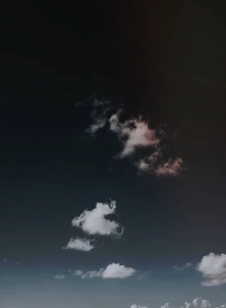 Хмара Темно Синьому Небі — стокове фото