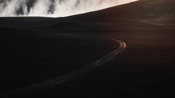 Καμπύλη Δρόμο Ένα Ομιχλώδες Ηφαιστειακό Drone Shot — Φωτογραφία Αρχείου