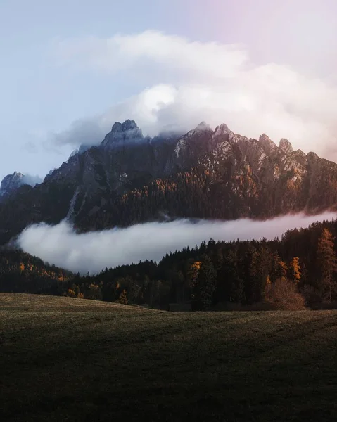 Vallée Des Dolomites Entourée Par Brume — Photo