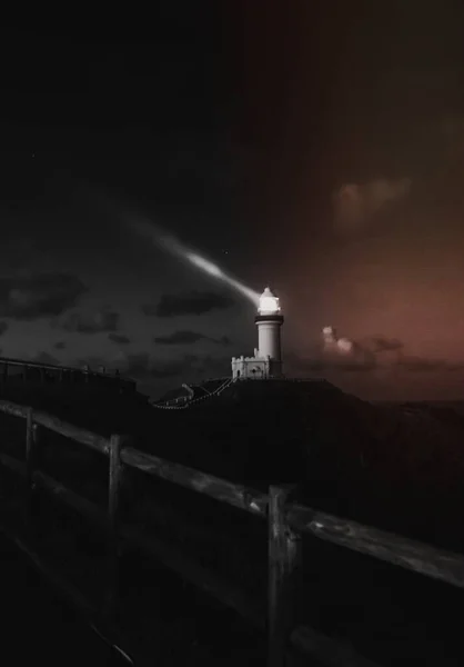 夜の山の上の灯台 — ストック写真