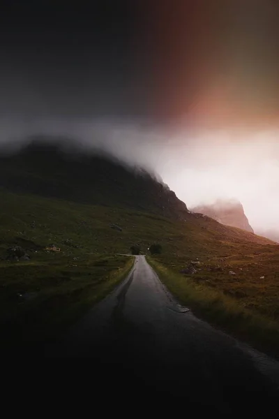 Scenic Route Die Leidt Naar Een Mistige Berg — Stockfoto