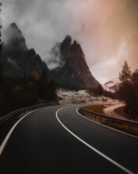Misty Road Passerar Dolomiterna — Stockfoto