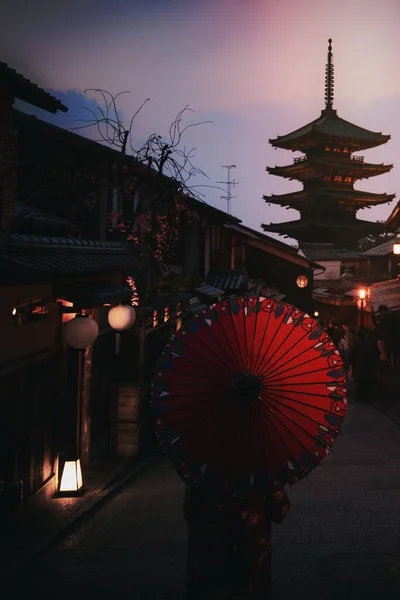 Mulher Quimono Andando Com Guarda Chuva Vermelho Yasaka Pagoda Kyoto — Fotografia de Stock