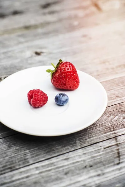 Raspberry Strawberry Grape Plate — Stock Photo, Image