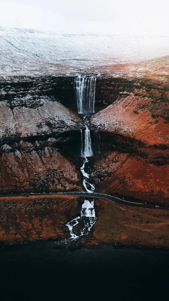 Drohnenschuss Von Hochland Wasserfall Auf Färöer Inseln — Stockfoto