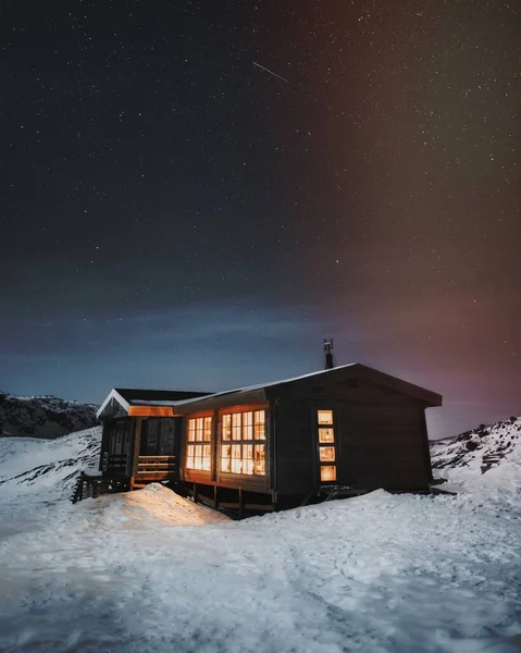 格陵兰岛偏远荒原上的一个木屋里发出的光芒 — 图库照片