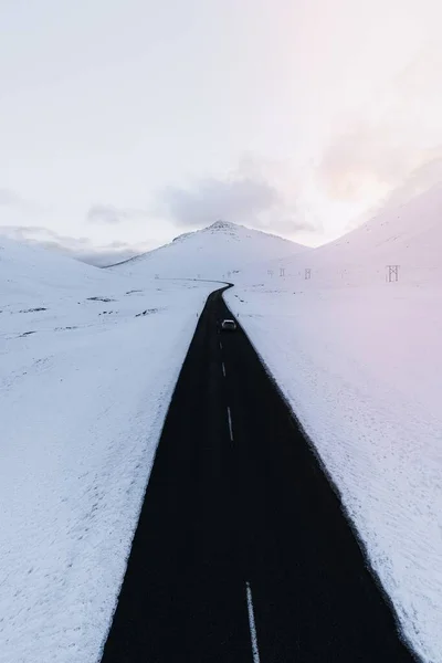 Beyaz Kış Manzarasında Uzun Siyah Bir Yol — Stok fotoğraf