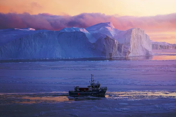Rompehielos Aplastando Través Del Mar Congelado Por Mañana Temprano Groenlandia — Foto de Stock
