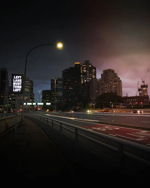 Şehir Merkezinde Bulutlu Bir Gecede — Stok fotoğraf