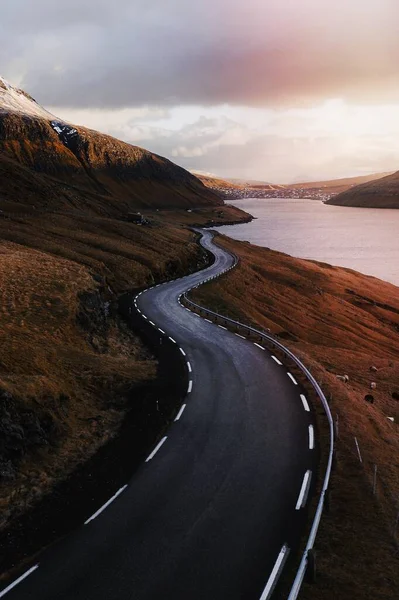 Faroe Adaları Ndaki Göl Kenarındaki Çevre Yolu — Stok fotoğraf