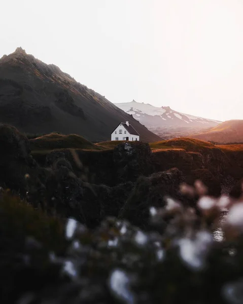 Casa Blanca Una Colina Día Brumoso Islandia — Foto de Stock