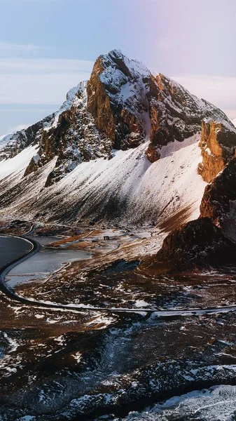 Drone Widok Pokrytej Śniegiem Góry Eystrahorn Islandii — Zdjęcie stockowe
