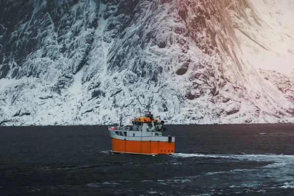 Barca Pesca Nel Mar Norvegese All Isola Lofoten Norvegia — Foto Stock