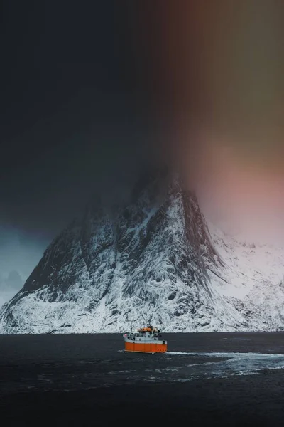 Αλιευτικό Σκάφος Στη Νορβηγική Θάλασσα Στο Νησί Lofoten Της Νορβηγίας — Φωτογραφία Αρχείου