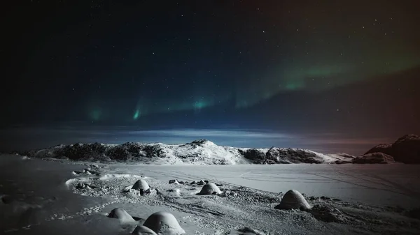눈덮인 그린란드 상공의 북극광 — 스톡 사진