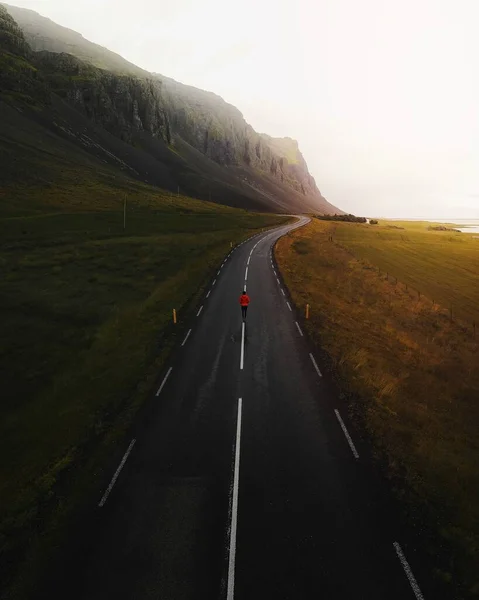 Человек Идет Дороге Исландии — стоковое фото