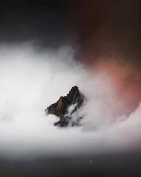 Misty Julian Alpes Pico Fondo Imagen De Stock