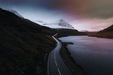 Faroe Adaları 'ndaki göl kenarındaki çevre yolu.