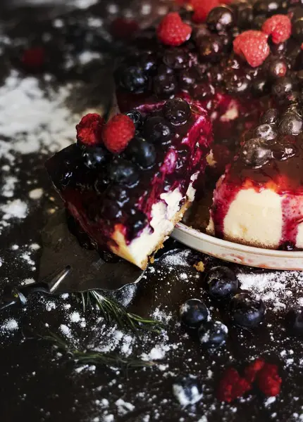 Κόψτε Closeup Μια Μούρα Cheesecake Μια Φέτα — Φωτογραφία Αρχείου