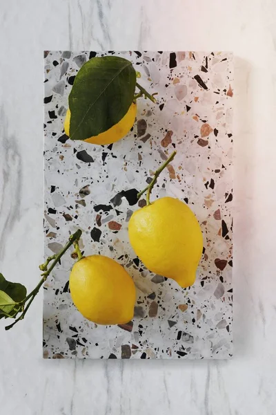 大理石のまな板フラットレイ上の新鮮で有機レモン — ストック写真