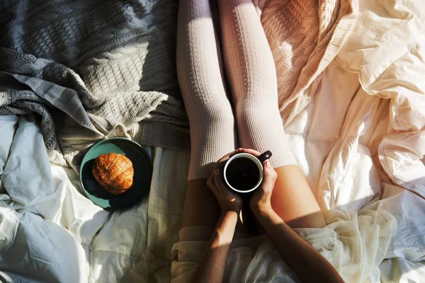 Kvinna Varmt Kaffe Croissant Sängen Morgon — Stockfoto