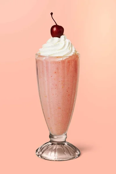 Aardbei Milkshake Met Een Maraschino Kers Achtergrond — Stockfoto