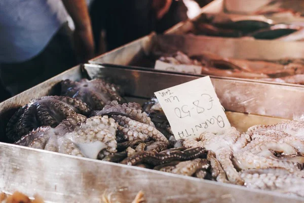 鱼贩子在鱼市场上卖鱼 — 图库照片