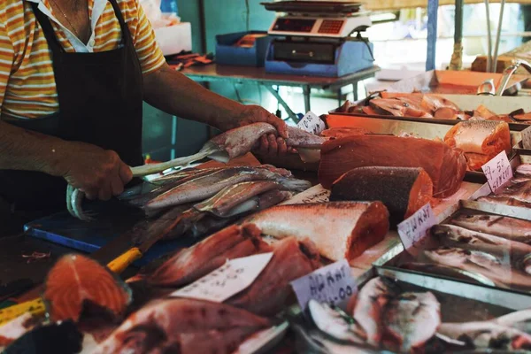 Рыботорговец Продает Рыбу Рынке — стоковое фото