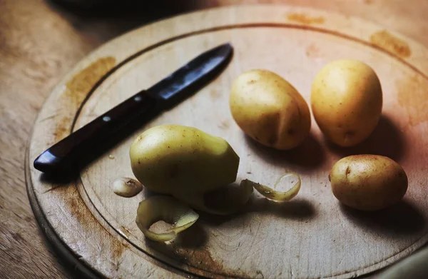 Pommes Terre Pelées Sur Une Planche Découper — Photo