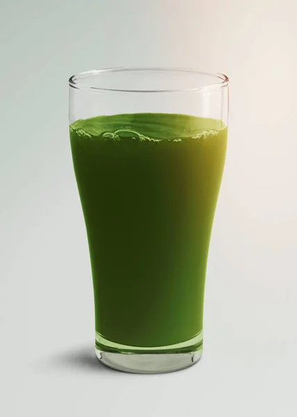 玻璃模型中的脱毒绿果汁 — 图库照片
