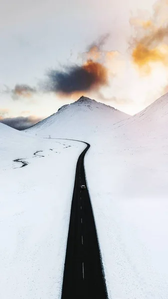 漫长的黑色道路在白色的冬季风景中 — 图库照片