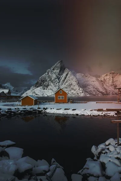 Kar Gölü Kenarında Sarı Kulübeler — Stok fotoğraf