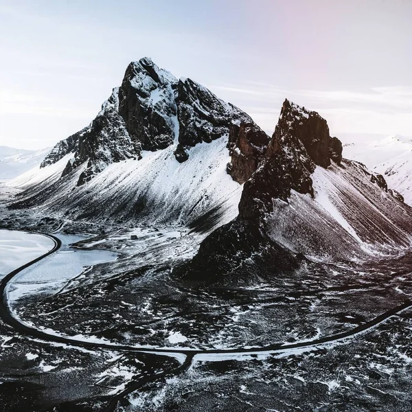 Vista Drone Uma Montanha Coberta Neve Eystrahorn Islândia — Fotografia de Stock