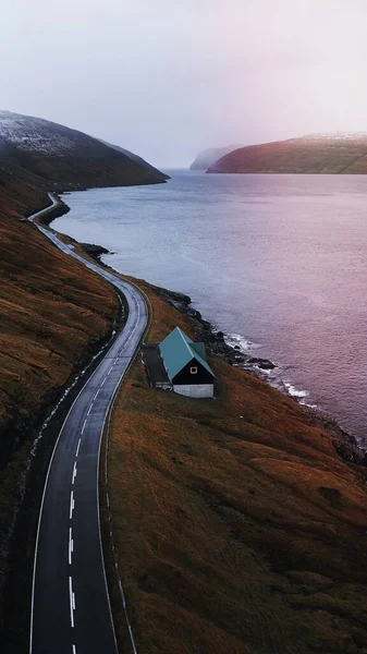 湖のモバイル壁紙による風景高速道路 — ストック写真