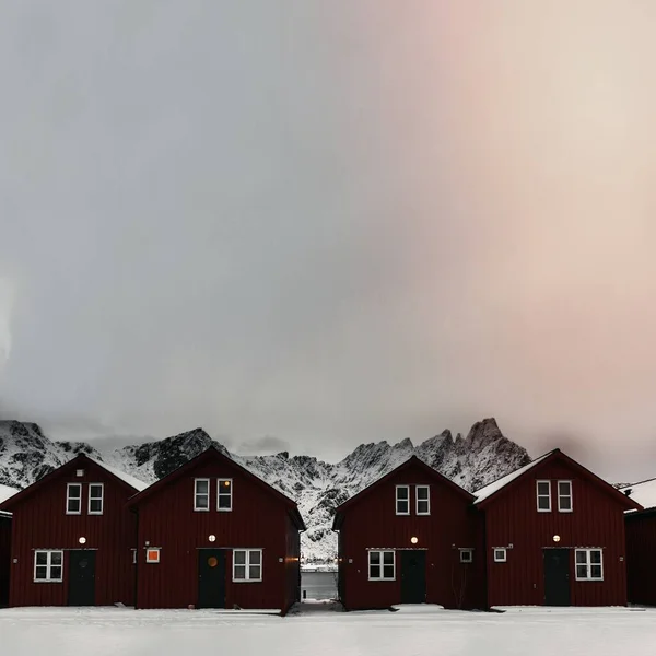 Σειρά Από Κόκκινες Καμπίνες Μια Χιονισμένη Ακτή Του Νησιού Σάκρισου — Φωτογραφία Αρχείου