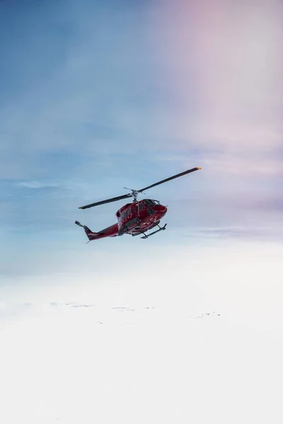 Roter Hubschrauber Fliegt Den Himmel — Stockfoto