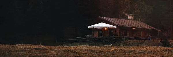 秋天里舒适的小木屋 — 图库照片