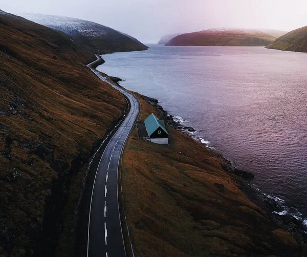 法罗群岛湖边的风景高速公路 — 图库照片