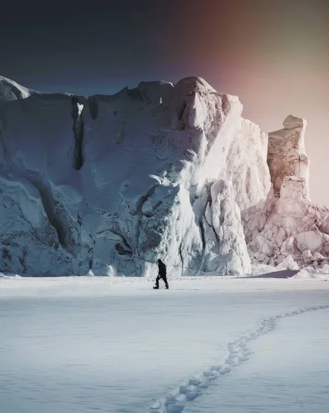 Man Går Genom Snön Vid Ilulissat Grönland — Stockfoto