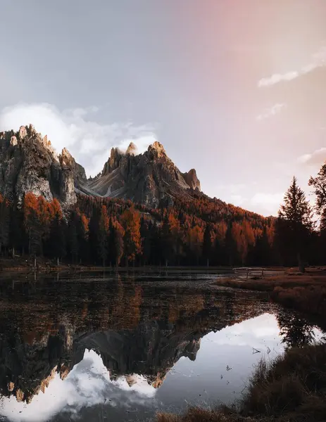 Dolomites Lake Autumn — Stockfoto