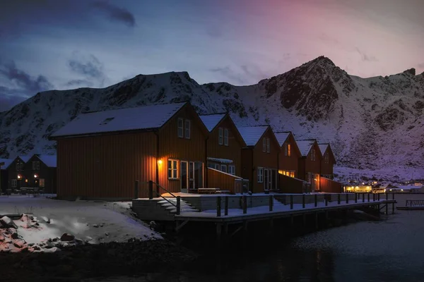 Norveç Ballstad Köyündeki Göl Kenarındaki Turuncu Kulübeler — Stok fotoğraf
