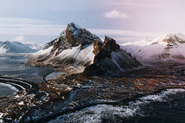 冰岛埃斯特霍恩山上覆盖着雪的无人机图像 — 图库照片