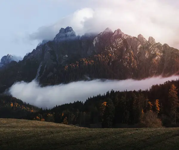 Vallée Des Dolomites Entourée Par Brume — Photo